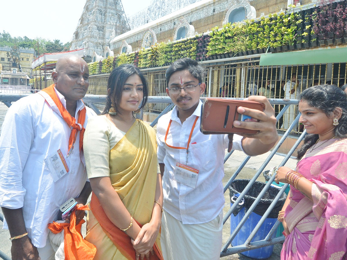 Actress Eesha Rebba and Director Tarun Bhascker  Visits Tirumala Photos8