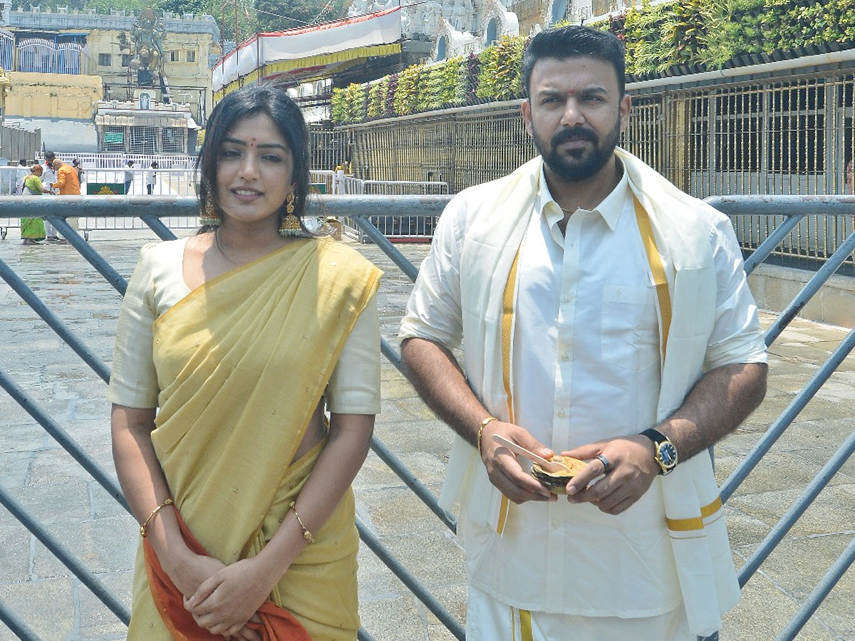 Actress Eesha Rebba and Director Tarun Bhascker  Visits Tirumala Photos2