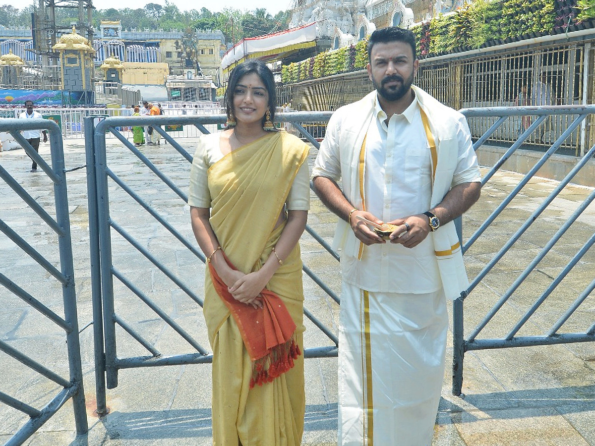 Actress Eesha Rebba and Director Tarun Bhascker  Visits Tirumala Photos3