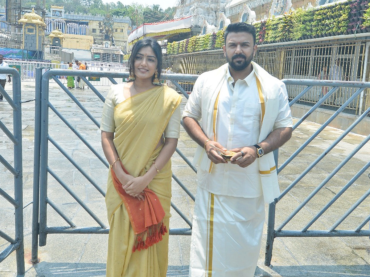 Actress Eesha Rebba and Director Tarun Bhascker  Visits Tirumala Photos4