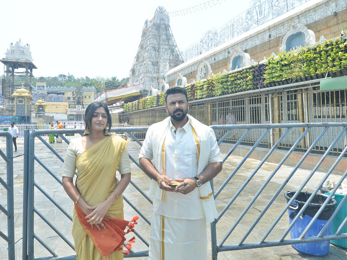 Actress Eesha Rebba and Director Tarun Bhascker  Visits Tirumala Photos5