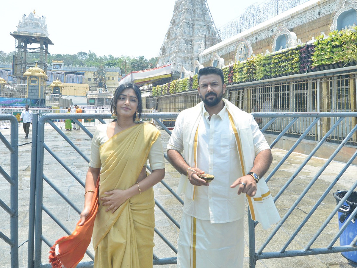 Actress Eesha Rebba and Director Tarun Bhascker  Visits Tirumala Photos6