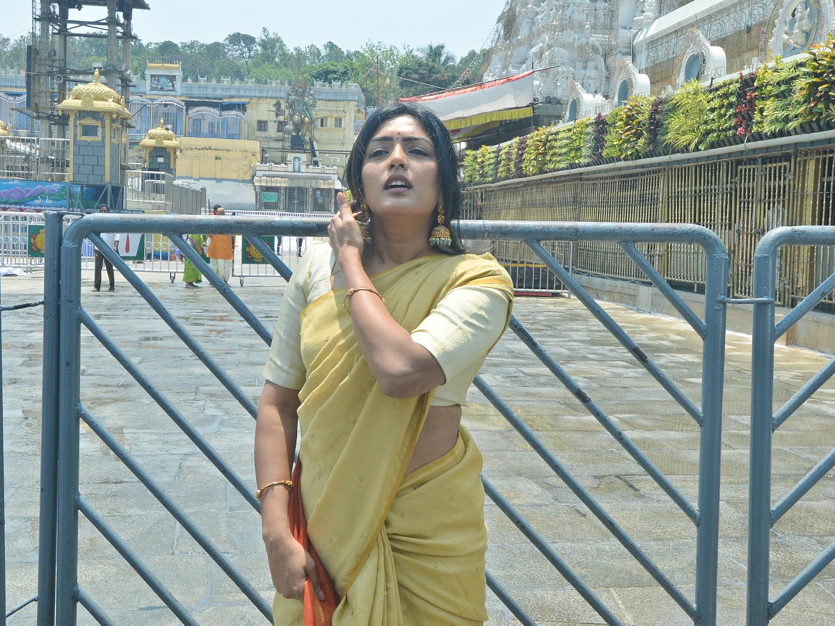 Actress Eesha Rebba and Director Tarun Bhascker  Visits Tirumala Photos9