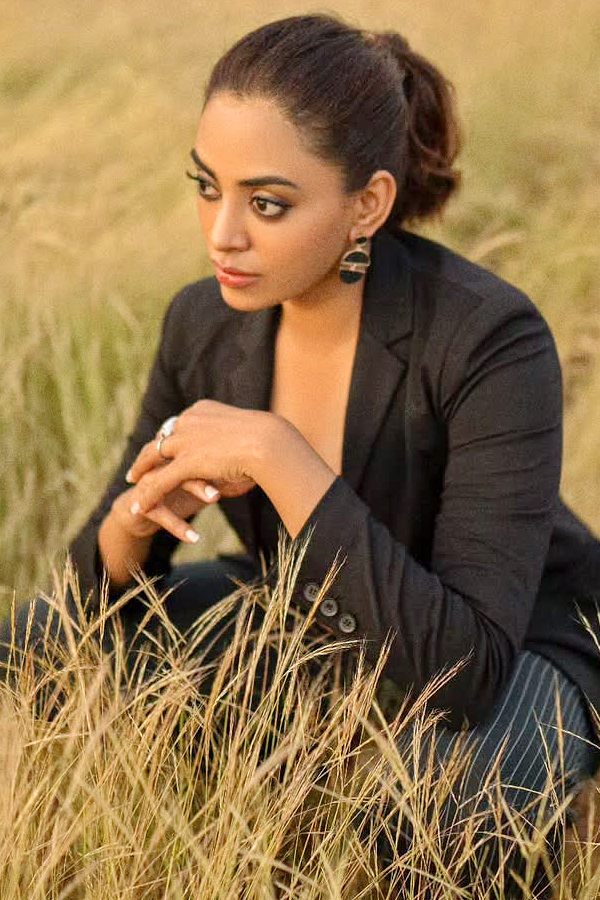 Actress Kamakshi Bhaskarla Busy In Tollywood With Multiple Movies Photos12