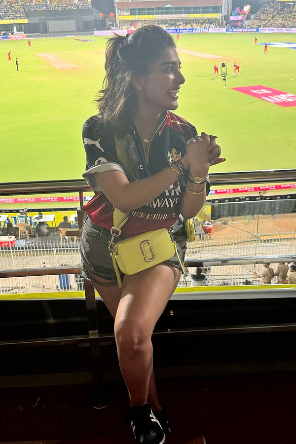 Artist Surekha Vani Daughter Supritha Watches IPL Match in Chepauk Photos2