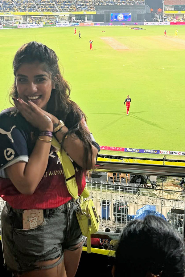 Artist Surekha Vani Daughter Supritha Watches IPL Match in Chepauk Photos5