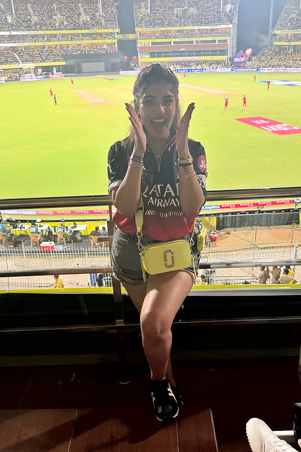 Artist Surekha Vani Daughter Supritha Watches IPL Match in Chepauk Photos10