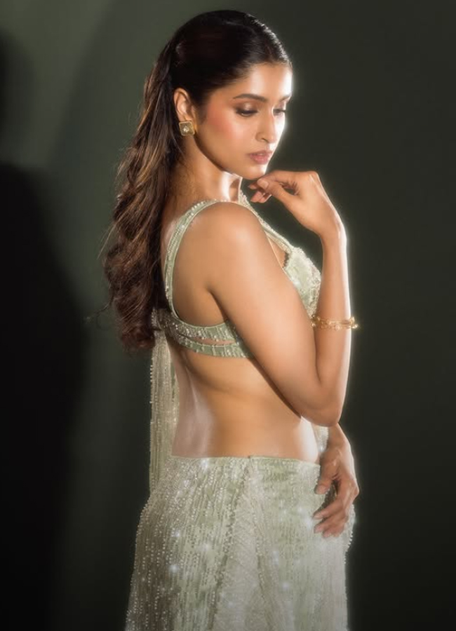 Tanya Ravichandran Turns Heads With Her Beauty Photo Looks 7