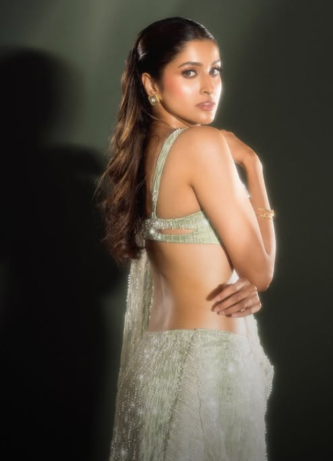 Tanya Ravichandran Turns Heads With Her Beauty Photo Looks 8