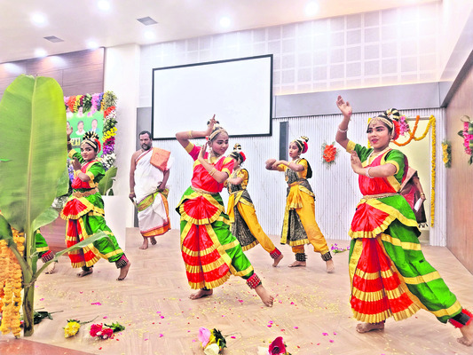 ప్రజల జీవితాల్లో కాంతి నింపాలి 1
