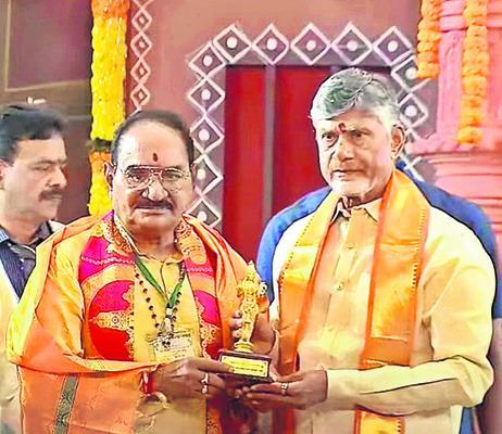 ఉగాది పురస్కారాలు  అందుకున్న జిల్లా వాసులు
2