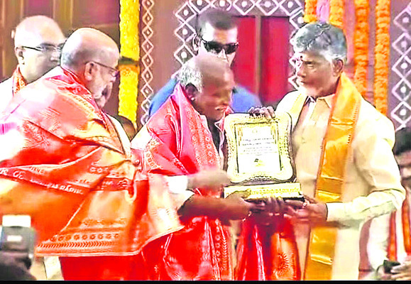 ఉగాది పురస్కారాలు  అందుకున్న జిల్లా వాసులు
1