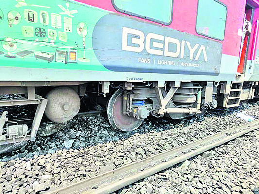 పట్టాలు తప్పిన కామాఖ్య ఎక్స్‌ప్రెస్‌ 1