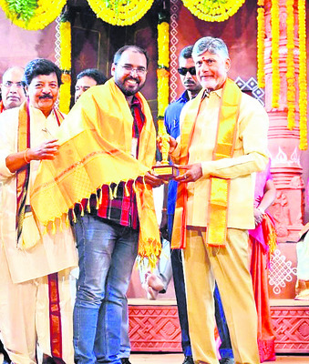 ఉగాది పురస్కారాలు  అందుకున్న జిల్లా వాసులు
3