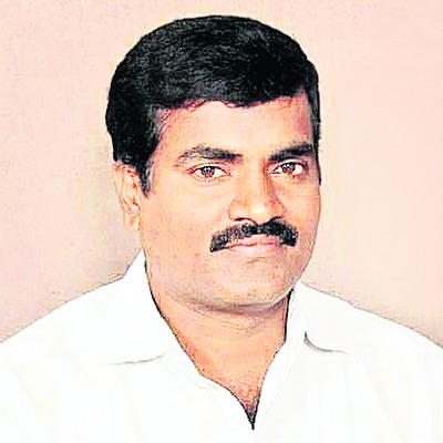 చీకటిలోనే రాకపోకలు..1