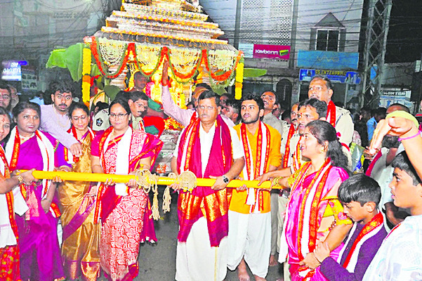 దుర్గమ్మకు పోలీసుల ప్రత్యేక పూజలు1