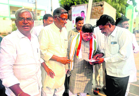 గాయపడ్డ ఆశకార్యకర్తలకు పరామర్శ
1