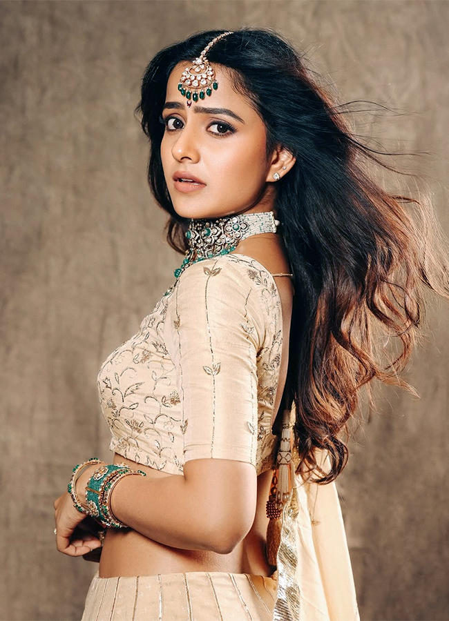 Actress Vaishnavi Chaitanya Latest photos4