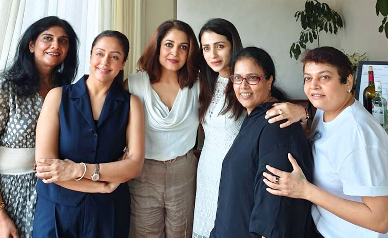 Hero Suriya and Jyotika host a fun Sunday party For Celebreties Photos8