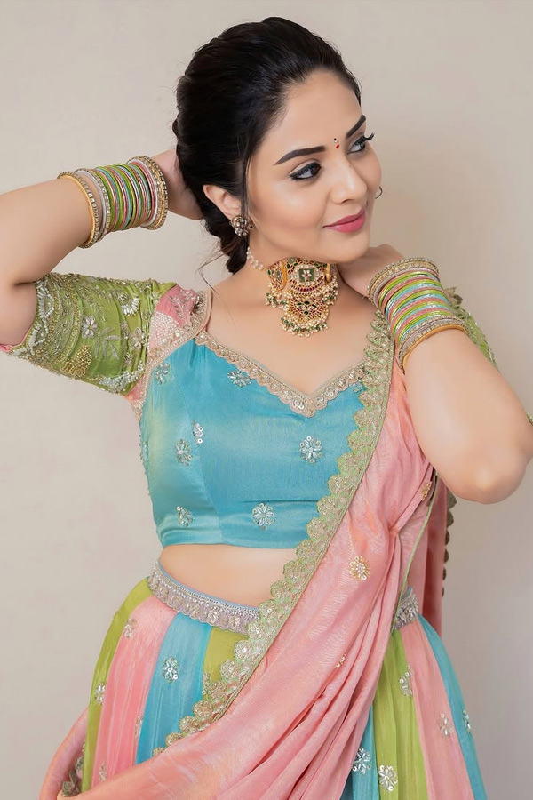Ugadi look.. Celebrities shine in traditional Attire Photos3
