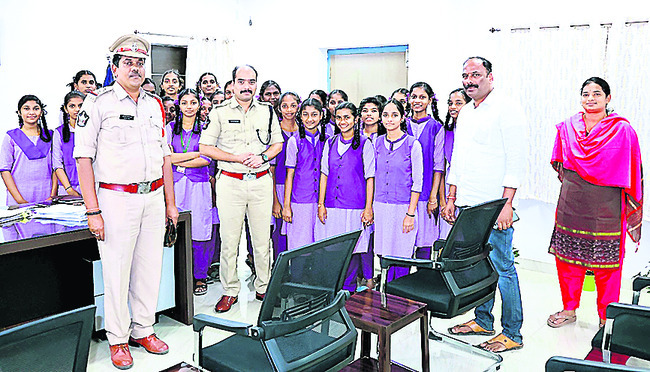 విపత్కర పరిస్థితిని ఆత్మస్థైర్యంతో ఎదుర్కోవాలి 1