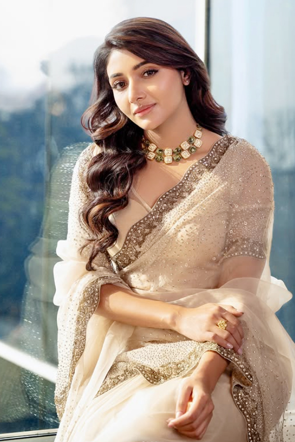 Mirnaa menon womens day vibes and iconic style photos2