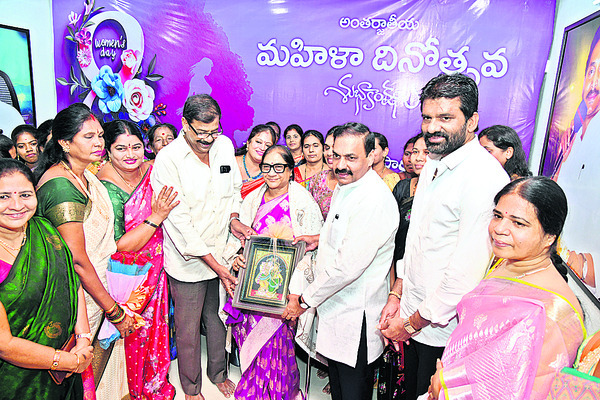 వైఎస్సార్సీపీలోనే మహిళలకు గౌరవం 1