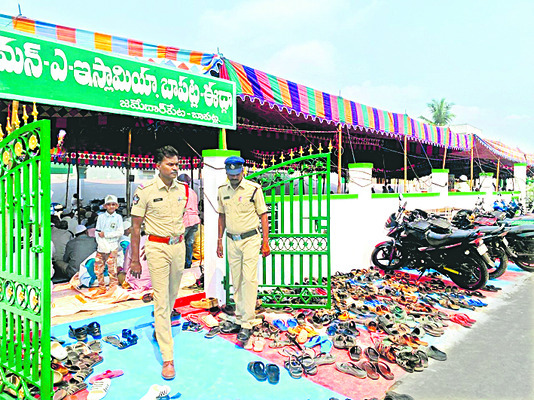 ఈద్గాల వద్ద  పటిష్ట బందోబస్తు 1