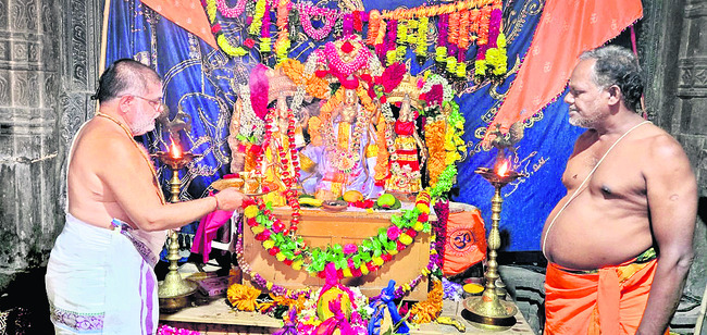 అర్హులు దరఖాస్తు  చేసుకునేలా చూడాలి
3