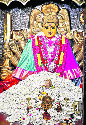 వల్మిడి ఆలయానికి సింహాసనం బహూకరణ2
