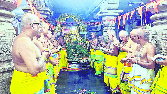 పైడితల్లిని దర్శించుకున్న గానకోకిల 1