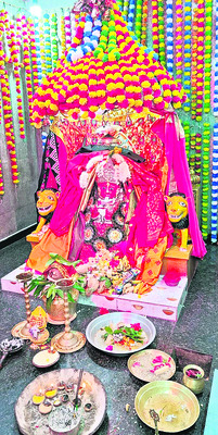 ఠాకురాణి అమ్మవారికి కానుకల సమర్పణ 1