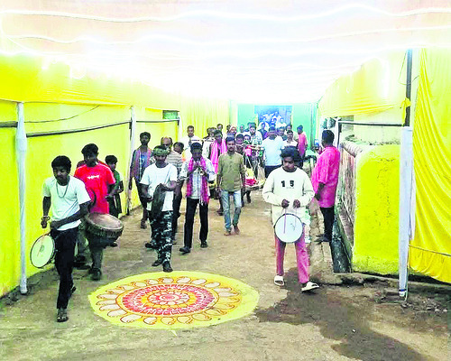 ఠాకురాణి అమ్మవారికి కానుకల సమర్పణ 2