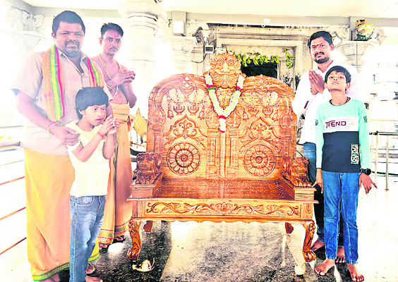 వల్మిడి ఆలయానికి సింహాసనం బహూకరణ1