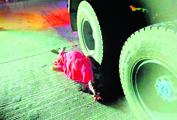 రోడ్డు ప్రమాదంలో భార్య మృతి 
1