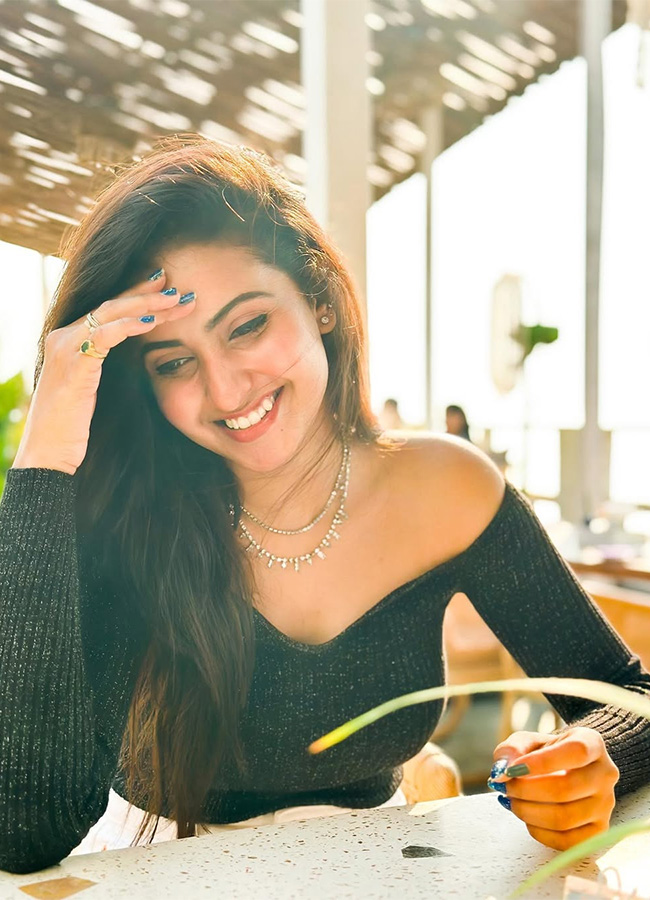 Actress Deepika Pilli photos goes viral15