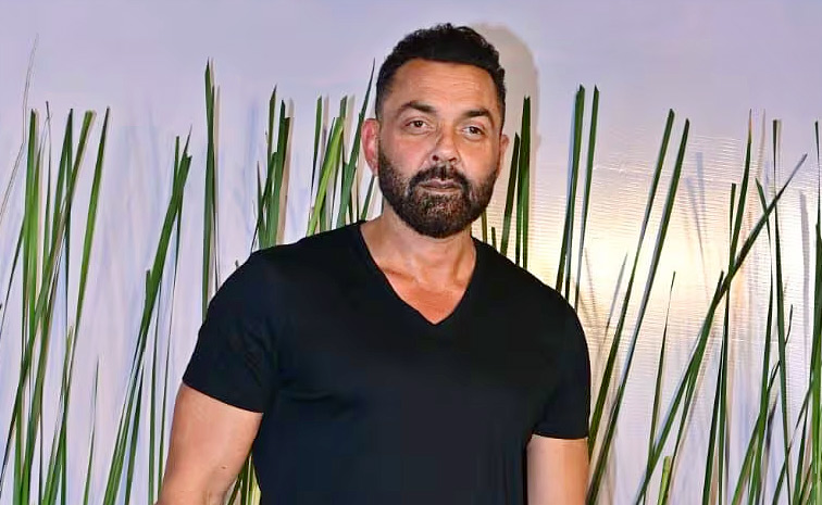 Celebrities make a splash At a grand Eid party Photos14