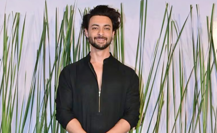 Celebrities make a splash At a grand Eid party Photos16