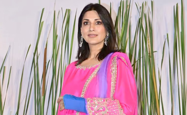Celebrities make a splash At a grand Eid party Photos21
