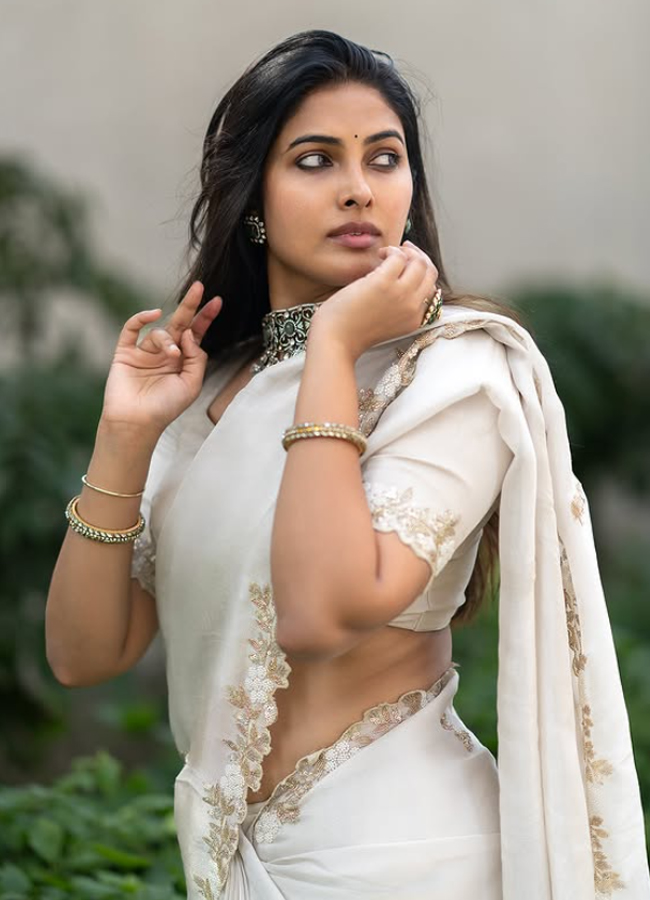 Divi Vadthya Looks Stunning In White Saree Photos4