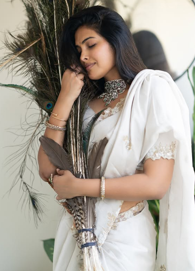 Divi Vadthya Looks Stunning In White Saree Photos3