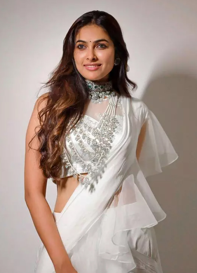 Divi Vadthya Looks Stunning In White Saree Photos6