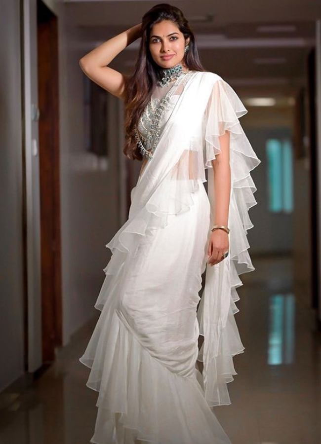 Divi Vadthya Looks Stunning In White Saree Photos7