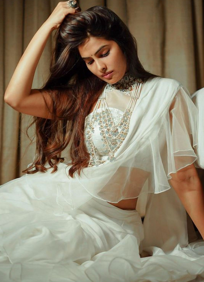 Divi Vadthya Looks Stunning In White Saree Photos8