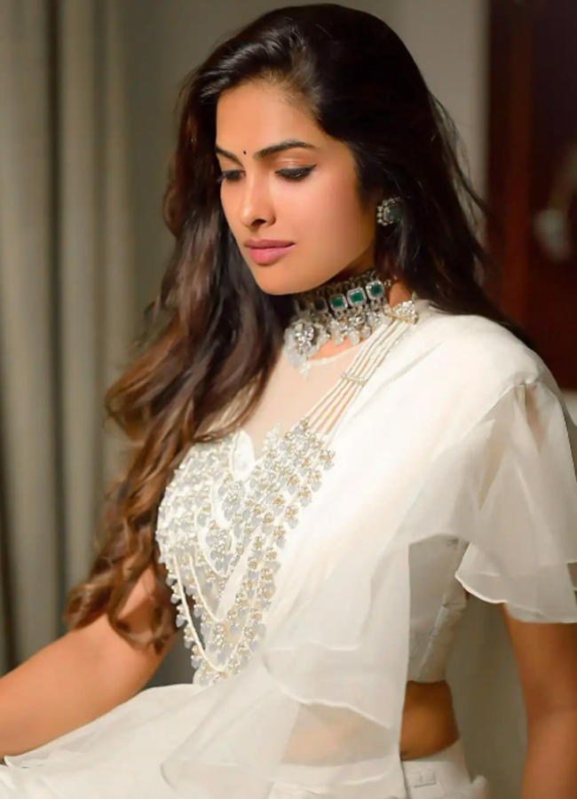 Divi Vadthya Looks Stunning In White Saree Photos10