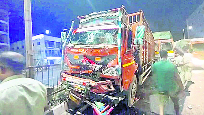డివైడర్‌ని ఢీకొన్న ట్రక్కు 2