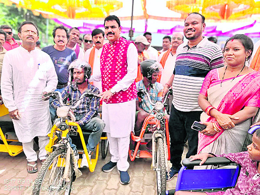 దివ్యాంగులకు వీల్‌చైర్లు పంపిణీ 2