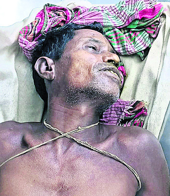 డివైడర్‌ని ఢీకొన్న ట్రక్కు 3