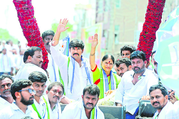 అట్టహాసంగా ప్రభ తరలింపు2