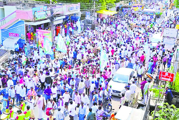 అట్టహాసంగా ప్రభ తరలింపు1